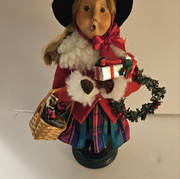 BYERS CHOICE GIRL CAROLER 2003 VICTORIA  25TH ANNIVERSARY  Wreath Present Basket - Picture 2 of 10